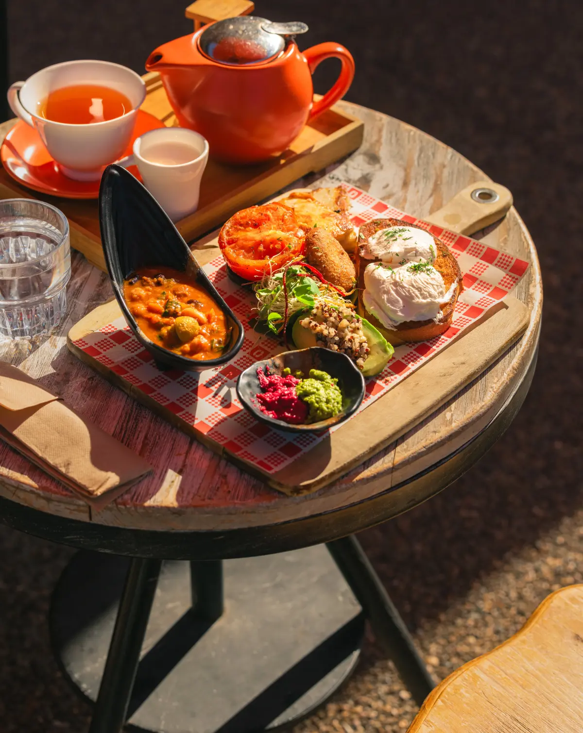 A THRIVING CAFÉ SCENE